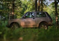 4x4 SUV soratiellä metsässä