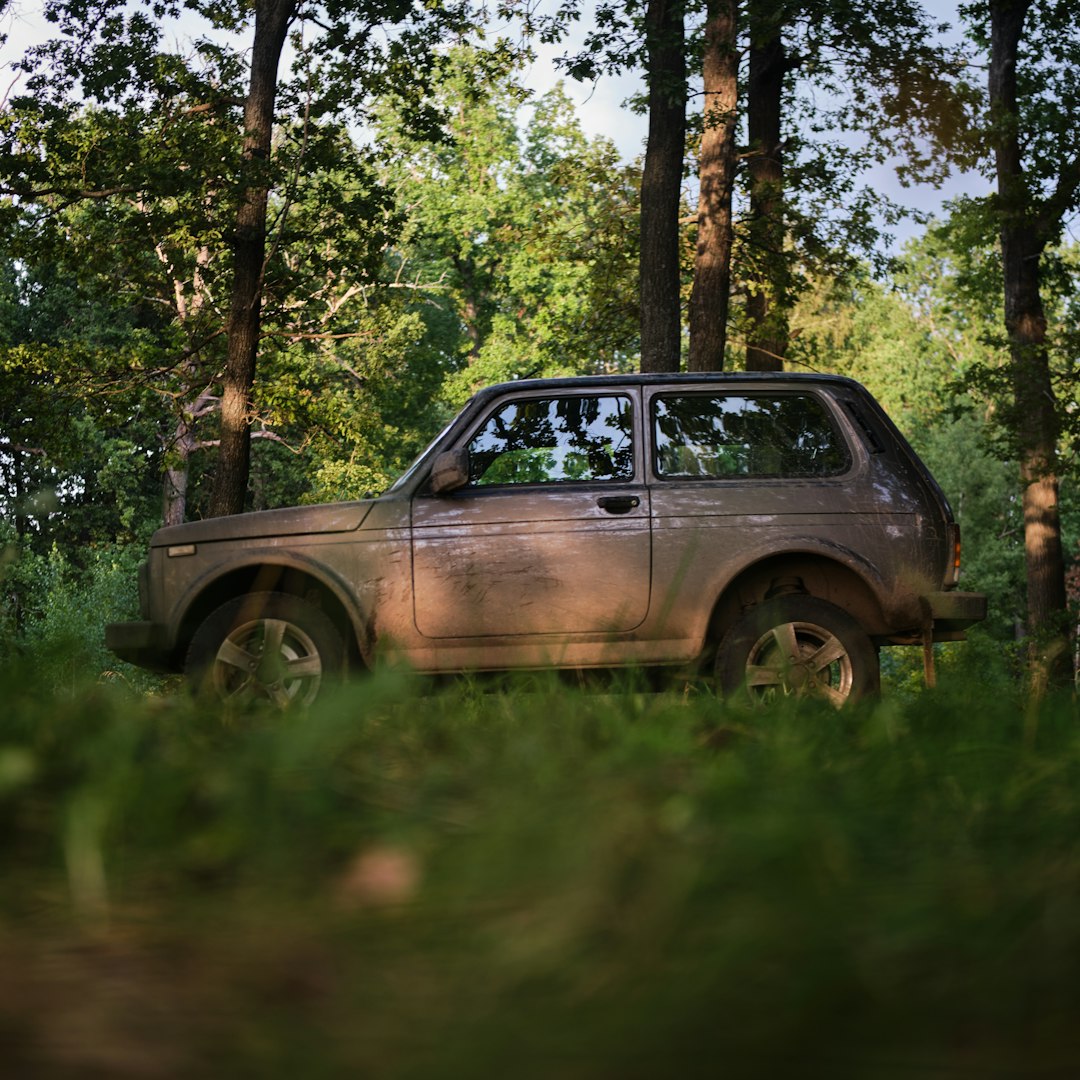 4x4 SUV soratiellä metsässä